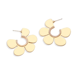 Exaggerated gold alloy flower stud earrings with faux pearl center in a minimalist style