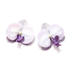 Vue détaillée de boucles d'oreilles orchidées violettes avec texture de pétales réaliste