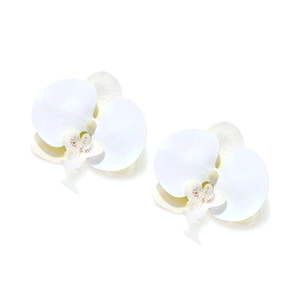 Détail des boucles d'oreilles orchidée blanche en tissu avec texture de soie réaliste