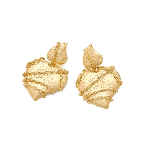 Detail of gold heart earrings with vintage hammered texture and twisted rope chain detail