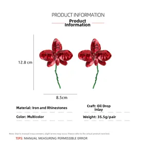 Détail macro de boucles d'oreilles orchidées en émail rouge avec dimensions et pétales