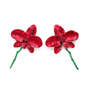 Boucles d'oreilles fleurs orchidées émail rouge avec cristaux et détails de tiges
