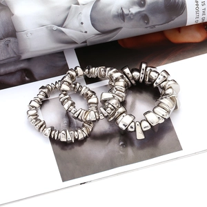 Set di tre bracciali in lega d'argento con perline metalliche irregolari lucide