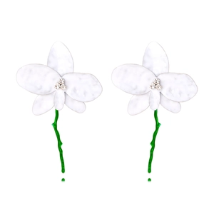 Boucles d'oreilles orchidée en émail blanc avec tiges vertes et zircons étincelants