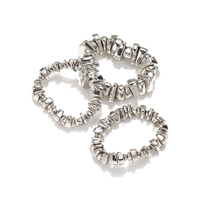 Set di tre anelli elastici con perline argentate irregolari dal design minimalista chic