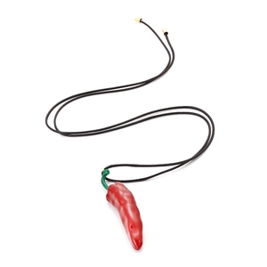 Detail eines realistischen roten Chili-Anhängers mit grünem Stiel an schwarzer Kordel