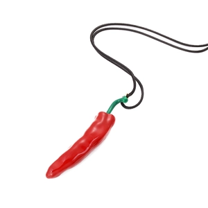 Minimalistische Halskette mit rotem Chili-Anhänger und schwarzer Kordel auf weißem Grund