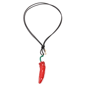 Realistische rote Chili-Halskette mit grünem Stiel an minimalistischer Kordel