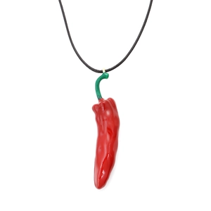 Detailansicht der kreativen roten Chili-Anhänger mit grünem Stiel an schwarzer Schnur