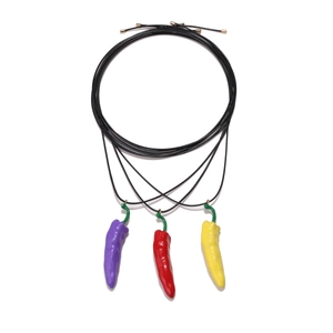 Drei minimalistische Chili-Halsketten in Rot, Violett und Gelb mit schwarzen Kordeln