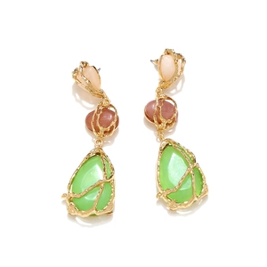 Vue détaillée de boucles d'oreilles bohèmes à trois niveaux avec pierres en résine