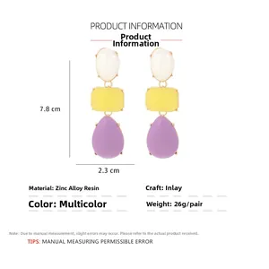 Dimensioni dettagliate degli orecchini geometrici in resina lunghi 7,8 cm con bordo oro
