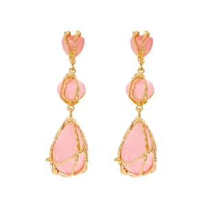 Boucles d'oreilles pendantes à trois niveaux en résine rose et métal doré texturé