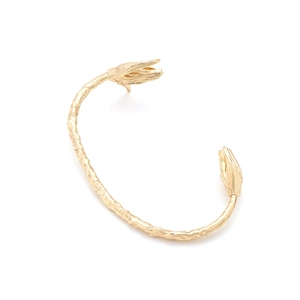 Bracciale rigido dorato di lusso con trama a ramo vintage e dettagli floreali aperti