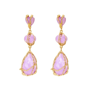 Boucles d'oreilles dorées texturées avec pendentifs gouttes en résine lavande étagés