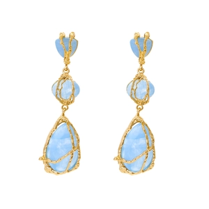 Boucles d'oreilles dorées avec pierres en résine bleu clair dans un design triple niveau