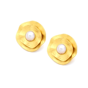 Unregelmäßige goldene Blütenohrringe mit Perle und matter Hammerschlag-Struktur