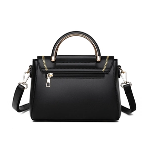 Klassische schwarze Damenhandtasche mit goldenem Rundgriff und Stickerei auf Weiß