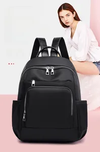 Détail d'un sac à dos en nylon noir avec fermetures éclair et poignées renforcées