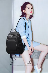 Vue latérale d'un sac à dos en nylon noir imperméable porté par un mannequin pour voyage