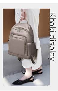 Détail d'un sac à dos en nylon kaki imperméable avec texture lisse et poches latérales