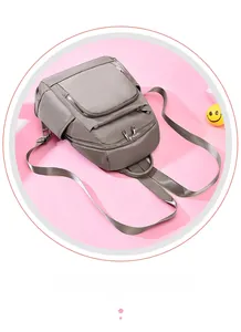 Détail du sac à dos en nylon imperméable gris foncé avec plusieurs zips métalliques