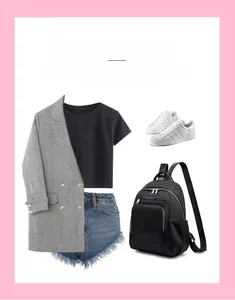 Vue à plat d'un sac à dos en nylon noir imperméable avec tenue décontractée et baskets