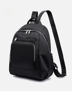 Vue latérale du sac à dos en nylon noir imperméable avec poches zippées et poignée en cuir