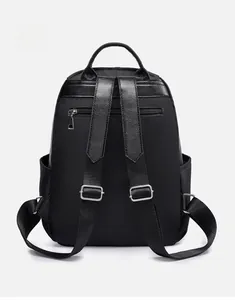 Détail du dos du sac à dos noir avec finitions en cuir et poche zippée antivol de sécurité