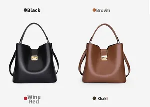 Détail du sac seau en noir et marron avec cuir texturé et fermoir en métal doré