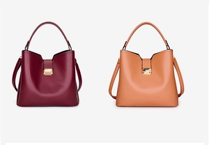 Détails des sacs seaux bordeaux et marron avec boucles dorées et texture cuir mat