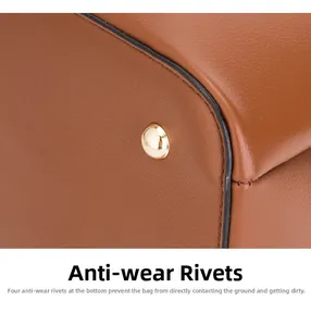 Détails du fond d'un sac seau en cuir marron avec quatre clous de protection dorés