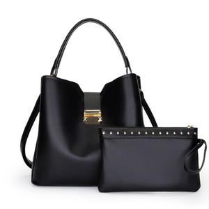 Détail de l'ensemble sac seau en cuir noir avec ferrures dorées et rivets décoratifs
