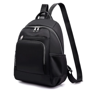 Sac à dos noir imperméable pour femme en nylon durable avec des détails en cuir PU