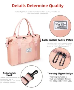 Detalle de bolsa de viaje rosa con parche, cremalleras bidireccionales y ganchos giratorios