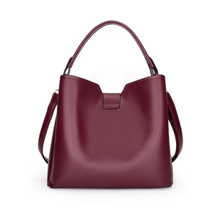 Sac seau bordeaux élégant en similicuir de qualité avec bandoulière réglable amovible
