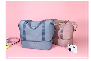 Detalle de la bolsa de viaje con compartimento para zapatos y tejido de nailon impermeable