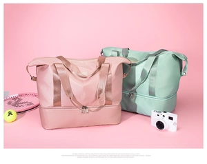 Detalle de bolsa de deporte de viaje con zapatero separado y tejido de nailon impermeable