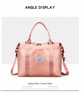 Detailopname van de roze reistas met waterdichte nylon textuur en merketiket op de tas