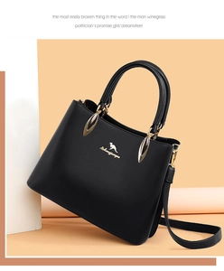 Détail du sac à main noir en cuir grainé avec logo kangourou doré et bandoulière