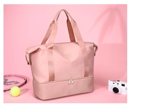 Detalle de bolsa de viaje rosa impermeable con compartimento para zapatos y asas