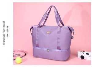 Detalle de bolsa de viaje morada con separación seco-húmedo y compartimento para calzado