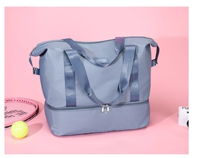 Detalle de la bolsa de viaje de nailon gris azulado con compartimento inferior para zapatos