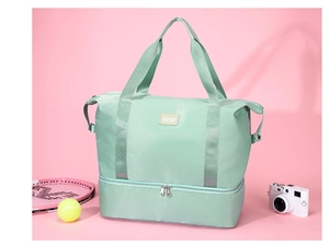Detalle de la bolsa de viaje verde menta con compartimento inferior impermeable para zapatos