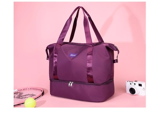 Detalle de la bolsa de viaje morada de nailon impermeable con compartimento para zapatos