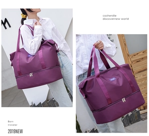 Detalle de la bolsa de viaje morada que muestra la tela impermeable y el compartimento inferior