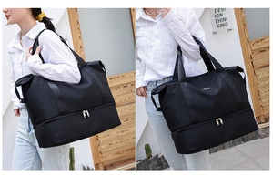 Detalle del bolso de viaje negro con compartimento para zapatos y separación seco-húmedo