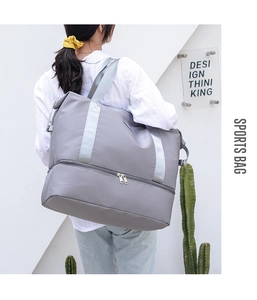 Bolso deportivo gris con compartimento separado seco-húmedo y asas dobles