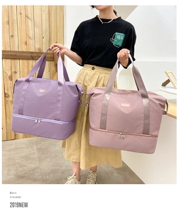 Detalle de bolsa de viaje de nailon impermeable con compartimento separado húmedo y seco