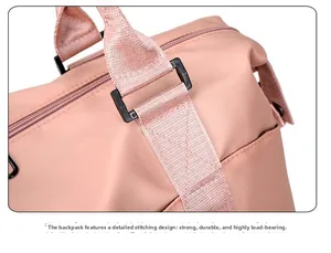 Primer plano de costuras reforzadas y hebilla de plástico en bolso rosa